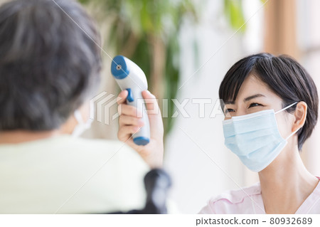 護理圖片 使用非接觸式溫度計測量體溫的醫務人員 護理圖片 使用非接觸式溫度計測量體溫的醫務人員 80932689