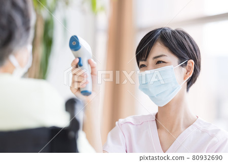 護理圖片 使用非接觸式溫度計測量體溫的醫務人員 護理圖片 使用非接觸式溫度計測量體溫的醫務人員 80932690
