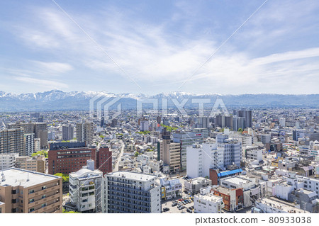 富山縣富山市 晴天時從市中心看到的富山市街景（館山東側） 80933038