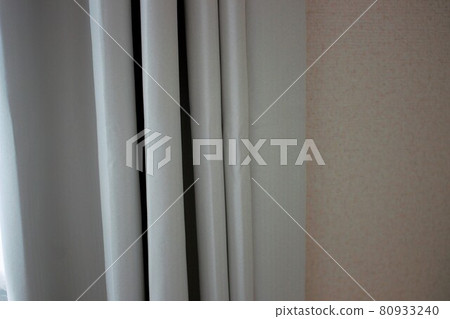 白色的窗簾 白色的窗簾 80933240