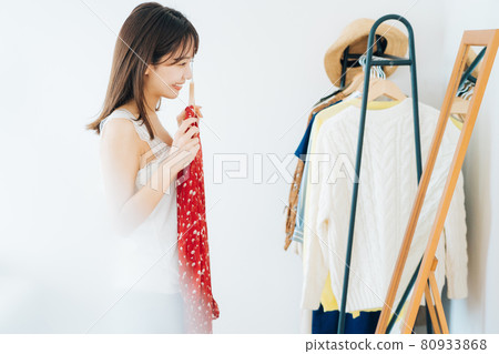 A woman choosing clothes 80933868