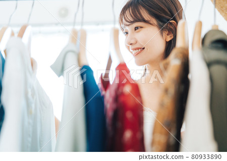 A woman choosing clothes 80933890