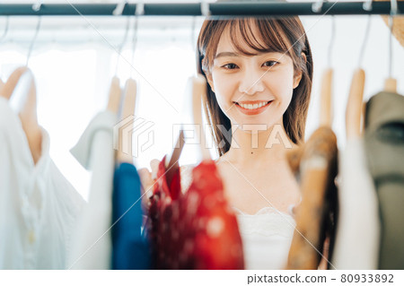 A woman choosing clothes 80933892