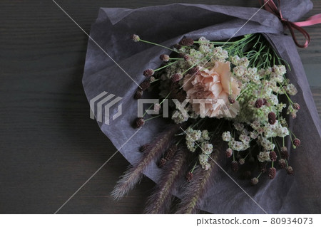 別緻的秋色 protea 華麗的花束黑色背景 80934073