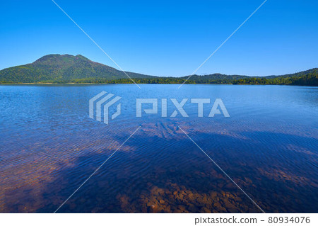 Autumn Oze From the lakeside on the south coast of Ozenuma to Hiuchigatake 80934076