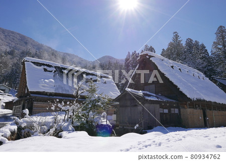 Shirakawago in the snow 80934762