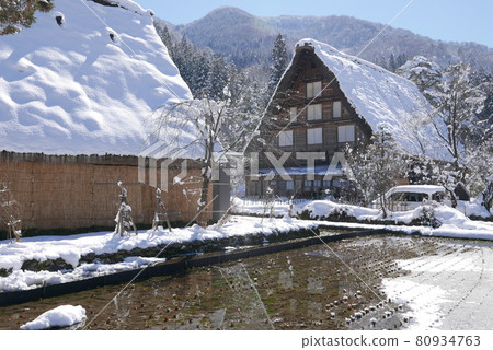 在雪的Shirakawago 在雪的Shirakawago 80934763