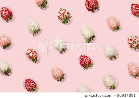 Chocolate dipped strawberries pattern on pink background 80934891