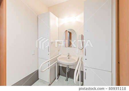 Shared washroom for long-term care facilities 80935118