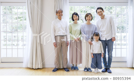 Three generation family / family 80935394