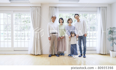 Three generation family / family 80935398