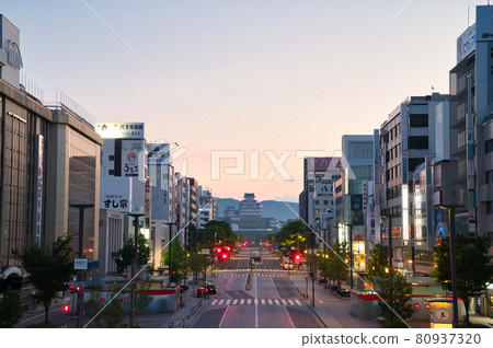 [兵庫縣] 5月，朝霞中的姬路站前 80937320