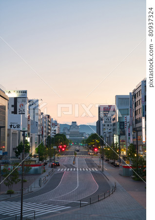 [兵庫縣] 5月，朝霞中的姬路站前 80937324