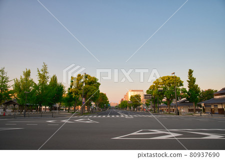 [Hyogo Prefecture] May, in front of Himeji station in the morning glow 80937690