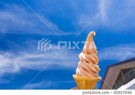 藍天、建築、番茄軟冰淇淋 80937696