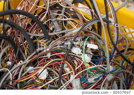 籃子裡廢棄的電線 籃子裡廢棄的電線 80937697