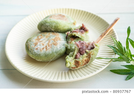 Baked grass mochi 80937767