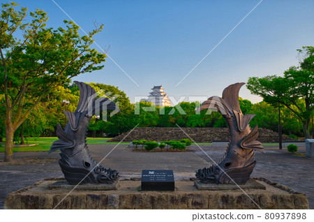 [Hyogo Prefecture] May, fresh green Himeji Castle 80937898