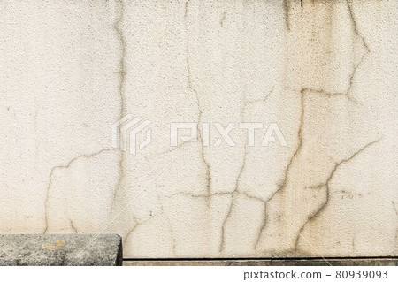 Cracks in the lysine spray paint on the waist wall of the warehouse 80939093