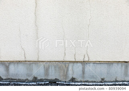 Cracks in the lysine spray paint on the waist wall of the warehouse Cracks in the lysine spray paint on the waist wall of the warehouse 80939094