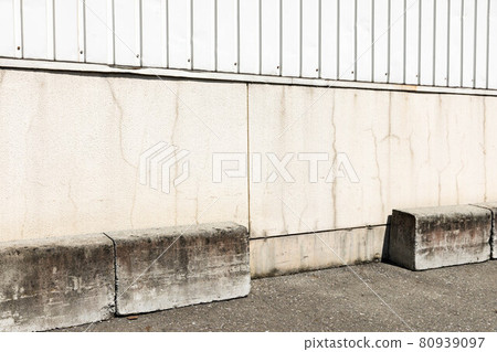 Cracks in the lysine spray paint on the waist wall of the warehouse Cracks in the lysine spray paint on the waist wall of the warehouse 80939097