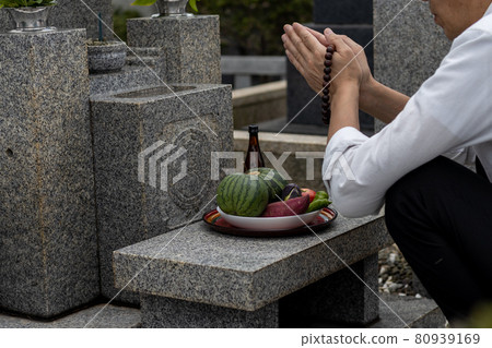 一個男人去墳墓牽手 80939169