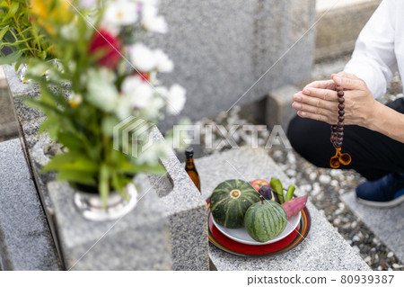 一個男人在參觀墳墓時手牽手 80939387