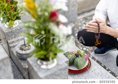 一個男人在參觀墳墓時手牽手 80939389