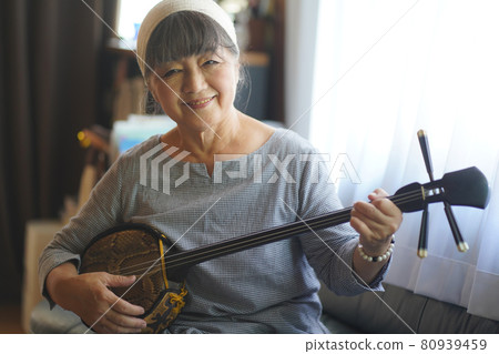 Woman playing the sanshin Woman playing the sanshin 80939459