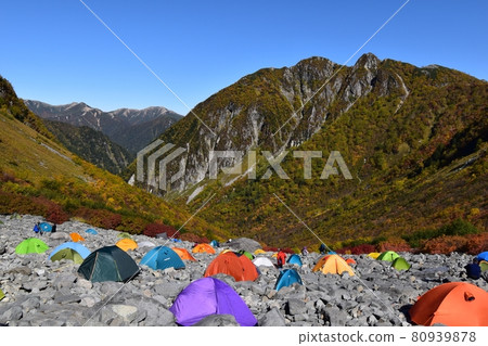 Mt. Yokodoridake and Mt. Higashi Ceiling seen from the Karasawa Cirque tent site that deepens in autumn Mt. Yokodoridake and Mt. Higashi Ceiling seen from the Karasawa Cirque tent site that deepens in autumn 80939878