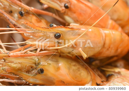 grilled river shrimp arranging with fresh lettuce on bowl dipping spicy sauce 80939960