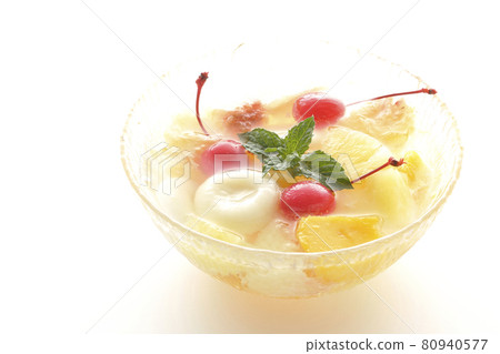 Shooting a fruit punch with various fruits and white balls on a white background 80940577