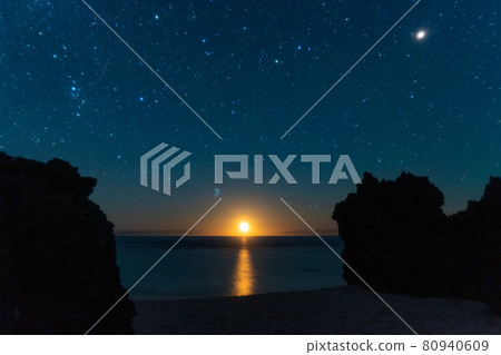 Moonrise seen on the coast 80940609