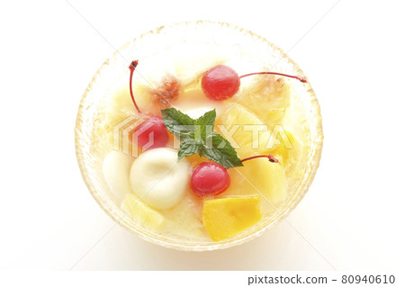 A bird's-eye view of a fruit punch containing various fruits and white balls on a white background 80940610