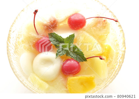 A bird's-eye view of a fruit punch containing various fruits and white balls on a white background 80940621
