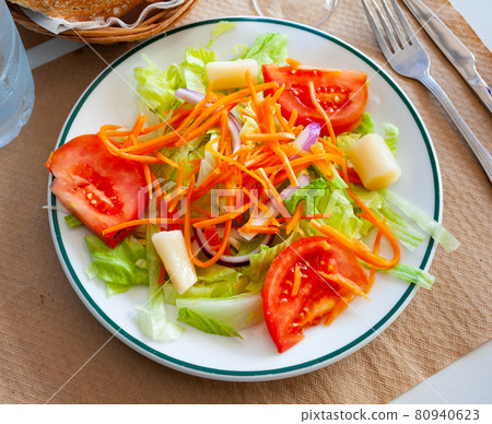 Salad of fresh greens, tomatoes, onion, carrot and marinated asparagus Salad of fresh greens, tomatoes, onion, carrot and marinated asparagus 80940623