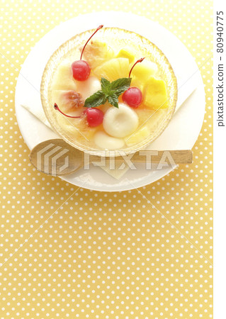 A bird's-eye view of a fruit punch containing various fruits and white balls 80940775