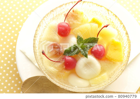 A bird's-eye view of a fruit punch containing various fruits and white balls 80940779