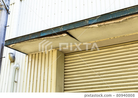 Peeling of eaves ceiling for warehouse steel shutters due to aging 80940808
