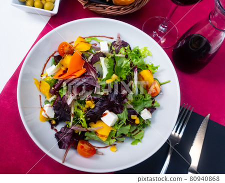 Salad with arugula, tomatoes, feta cheese 80940868