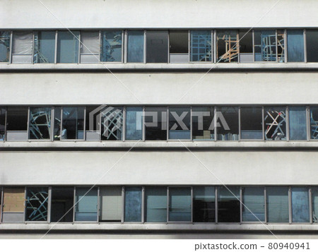 <東京> 因東日本大地震而窗戶破損的建築物 80940941