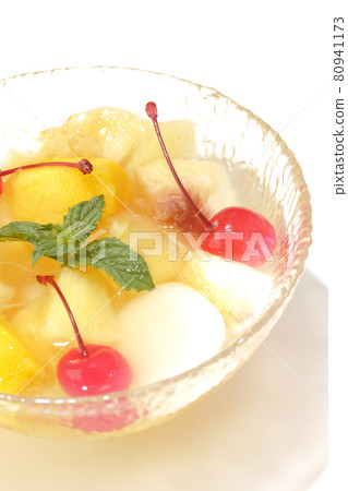 Shooting a fruit punch with various fruits and white balls in a summery light on a white background 80941173