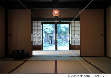 Japanese house, garden seen from fusuma 80941760
