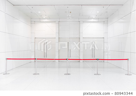 Closed area convention center exhibition hall gate close with retractable stripe belt for prevent people to access. 80943344
