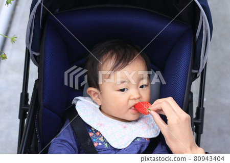 嬰兒推車體驗草莓採摘 嬰兒推車體驗草莓採摘 80943404