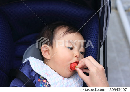 嬰兒推車體驗草莓採摘 80943407