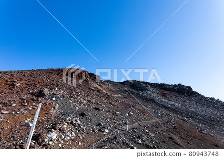 通往富士山山頂的山路 通往富士山山頂的山路 80943748