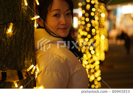 美麗的女人和燈飾 美麗的女人和燈飾 80943853