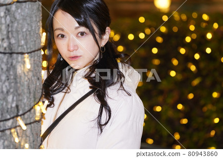 美麗的女人和燈飾 美麗的女人和燈飾 80943860