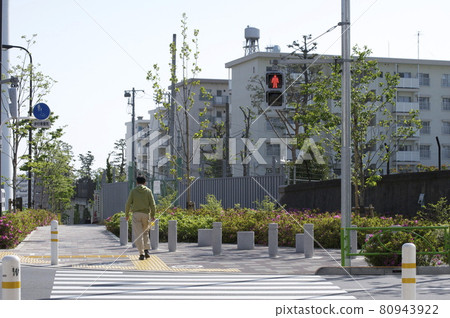 走在城市人行道上的人們 走在城市人行道上的人們 80943922